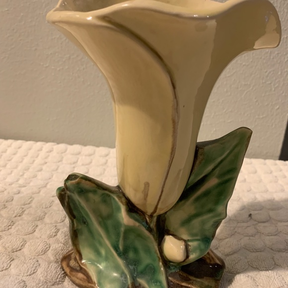 McCoy yellow single lily vase. great shape vintage.  8 in .tall - Picture 2 of 5